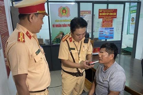 Bất ngờ lý do tài xế xe tải đâm vào xe Cảnh sát giao thông để bỏ chạy