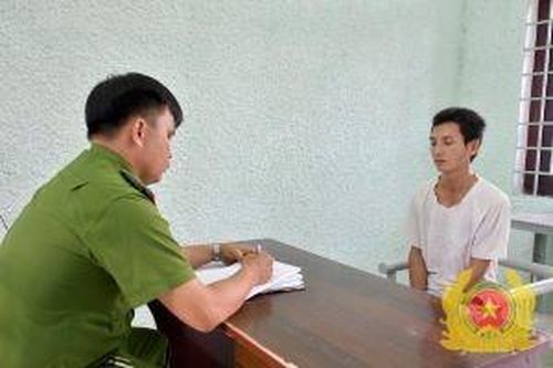 Tạm giam đối tượng cắt cổ vợ gây thương tích
