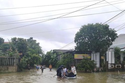 Hứng mưa rất lớn, nhiều tuyến đường ở TT-Huế ngập thành 'sông'