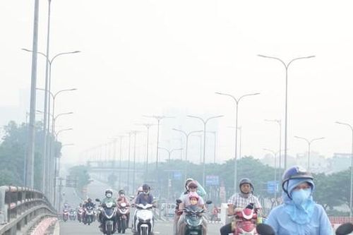 TPHCM chìm trong sương mù, nồng độ bụi mịn vượt ngưỡng cho phép