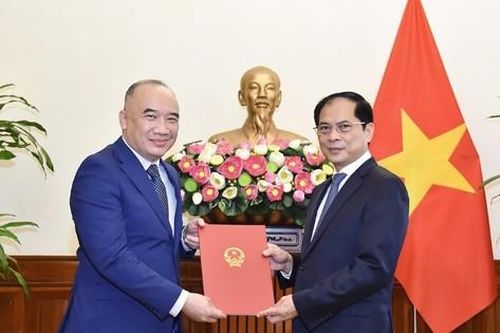 Bộ trưởng Ngoại giao Bùi Thanh Sơn trao quyết định điều động cán bộ