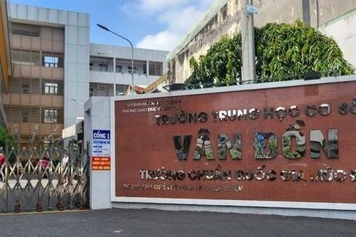 Sau bữa trưa, hàng chục học sinh ở một trường tại TPHCM nôn ói, đau bụng