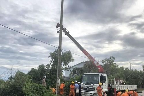 Hơn 20.000 khách hàng ở Thừa Thiên-Huế bị mất điện do mưa lớn, giông sét