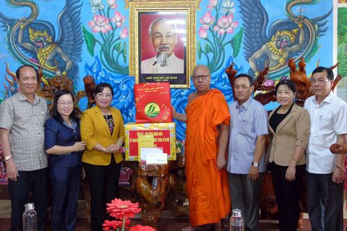 Nhiều hoạt động thăm hỏi và chúc mừng Lễ Sene DolTa của đồng bào Khmer