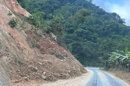 Vẫn còn nhiều điểm sạt lở đất, đá chưa được di dời khỏi lòng đường