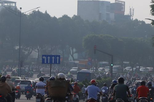 TP.HCM chìm trong sương mù đến tận trưa