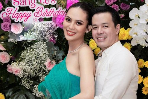 Ông xã doanh nhân ôm chặt Sang Lê trong ngày sinh nhật