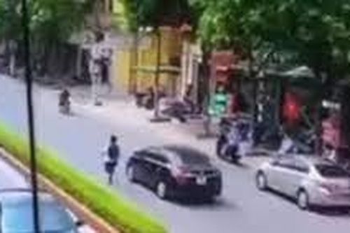 Nam sinh bị thương nặng vì chạy 'tạt đầu' ô tô