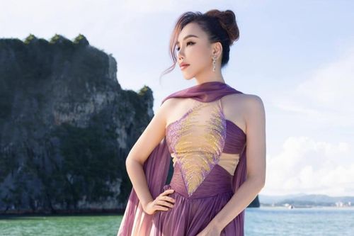 Bùi Lan Hương nhìn Nguyễn Quang Dũng âu yếm, Hồ Quỳnh Hương gợi cảm trên thuyền