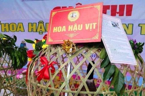 Hoa hậu vịt Lạng Sơn bán đấu giá được 35 triệu đồng