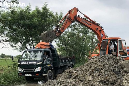 Tiến hành sửa chữa đường ống dẫn nước thải bị vỡ tại thành phố Vinh