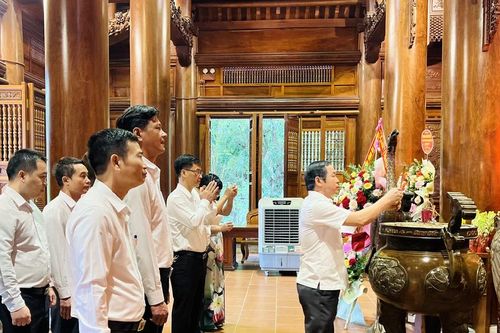 Ban Tổ chức Tỉnh ủy Nghệ An dâng hương tưởng niệm Chủ tịch Hồ Chí Minh