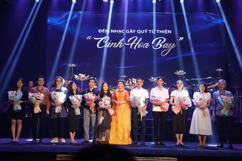 Hơn 500 triệu đồng từ đêm nhạc 'Cánh hoa bay' dành tặng các nạn nhân vụ cháy chung cư Hà Nội