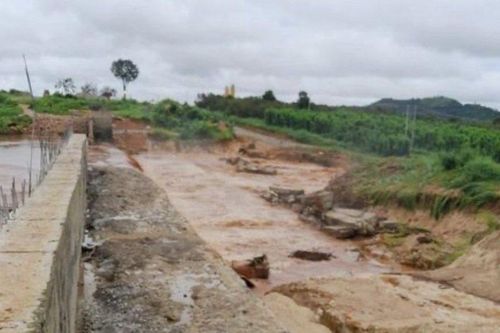 Gia Lai: Vỡ đập dẫn nước thủy điện Ia Glae 2