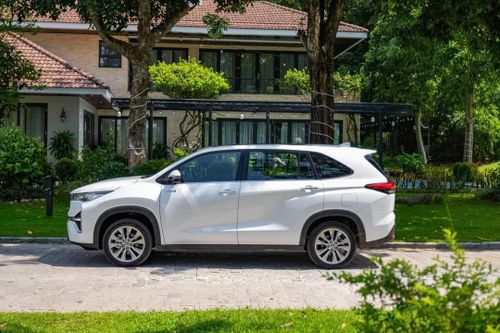 Chiêm ngưỡng ảnh thực tế của 'cựu vương' Toyota Innova 2023 tại Việt Nam ngay trước ngày ra mắt