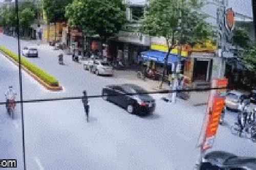 Camera vụ học sinh chạy tạt đầu ô tô dẫn đến bị tông ở Hà Nam