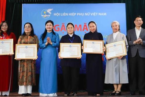 TƯ Hội LHPN Việt Nam gặp mặt, khen thưởng các nữ tu, nữ giáo dân tiêu biểu