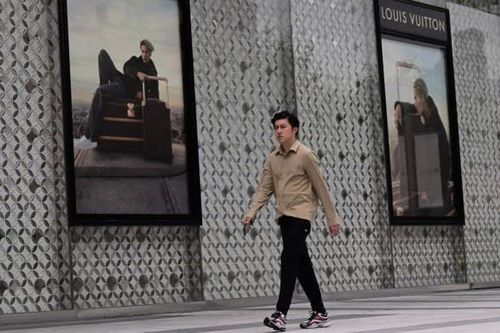 Tăng trưởng của LVMH chững lại khi doanh số bán rượu mạnh và túi xách cùng giảm