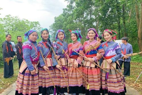 Cô gái trẻ đưa trang phục truyền thống người Mông ra thế giới