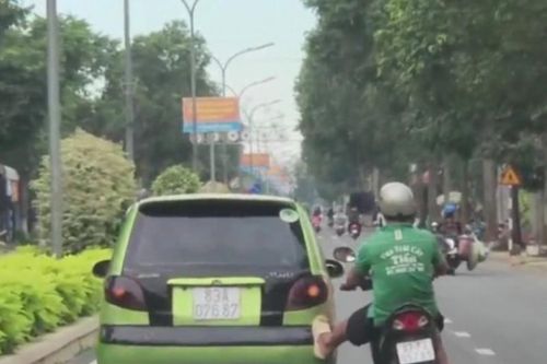 Đề xuất cấm sóng nghệ sĩ Việt quảng cáo sai sự thật; xe máy đẩy ô tô bon bon trên đường phố