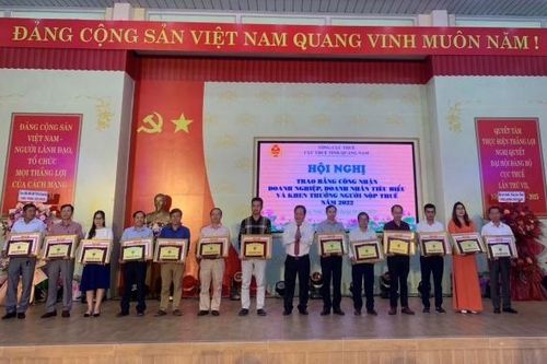 Công ty Cổ phần Thủy điện A Vương đạt danh hiệu Doanh nghiệp tiêu biểu tỉnh Quảng Nam