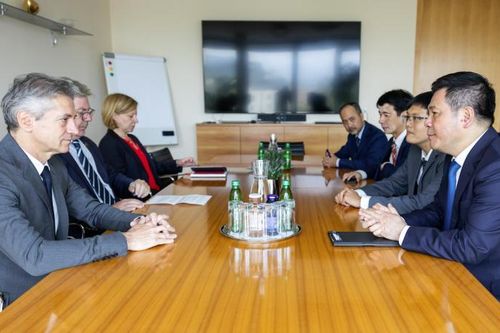Bộ trưởng Bộ Công Thương Nguyễn Hồng Diên tiếp kiến Thủ tướng Chính phủ Slovenia