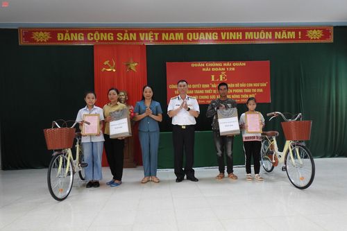 Hải đoàn 128 nhận đỡ đầu con ngư dân tại Thanh Hóa