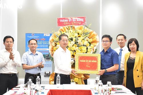 Bí thư Thành ủy Nguyễn Văn Quảng thăm, chúc mừng các doanh nghiệp