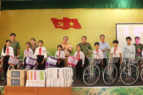 Giao lưu, trao đổi kinh nghiệm và tặng quà cho học sinh