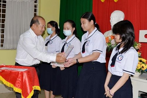 Biểu dương trẻ em gái học giỏi trong các gia đình sinh con một bề