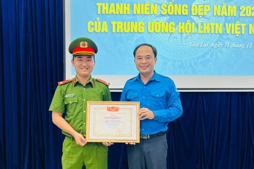 Trao giải thưởng 'Thanh niên sống đẹp' cho Trung úy Lê Tuấn Thành