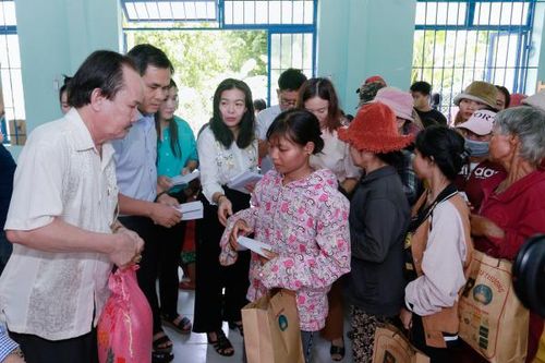 Khám bệnh, phát thuốc và trao quà hỗ trợ người dân khó khăn xã Ninh Tân