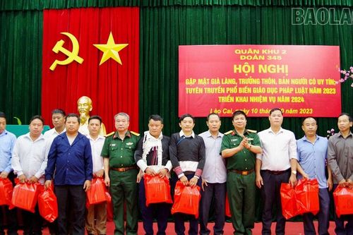 Tuyên truyền, phổ biến, giáo dục pháp luật cho già làng, trưởng thôn, người có uy tín trên địa bàn huyện Bát Xát