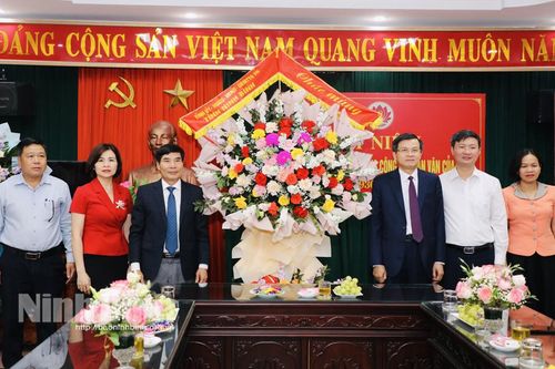 Đồng chí Bí thư Tỉnh ủy chúc mừng Ban Dân vận Tỉnh ủy nhân kỷ niệm Ngày truyền thống