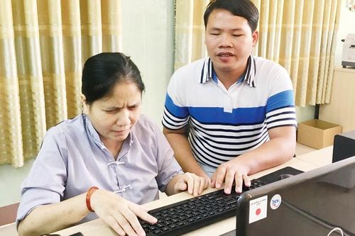 Chăm lo cho phụ nữ và trẻ em mù, khiếm thị