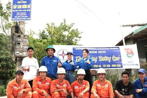 Thanh niên Thủy điện An Khê - Ka Nak tiếp tục 'Thắp sáng đường quê' làng Xà Tang