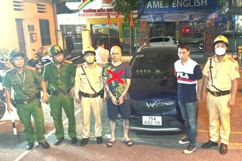 Khởi tố 2 tài xế chống đối, lăng mạ khi kiểm tra nồng độ cồn