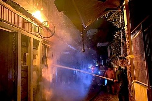 Cảnh sát phá cửa cứu 3 người mắc kẹt trong đám cháy giữa đêm khuya