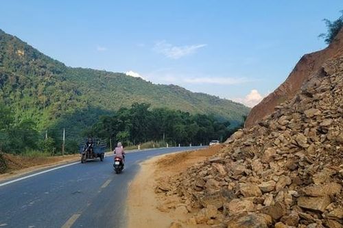 Nhiều điểm sạt lở không biển cảnh báo trên quốc lộ vừa đầu tư 1.000 tỷ