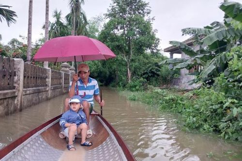 Mưa lớn, nhiều tuyến đường ở Huế ngập úng nặng