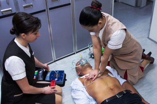 Vì sao không máy bay nào có bác sỹ?