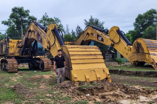 Những cỗ máy hoen rỉ trong đại công trường múc quặng ở mỏ sắt Thạch Khê