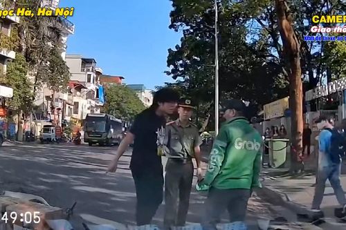 Qua đường suýt va chạm, thanh niên hung hăng xô ngã người đi xe máy