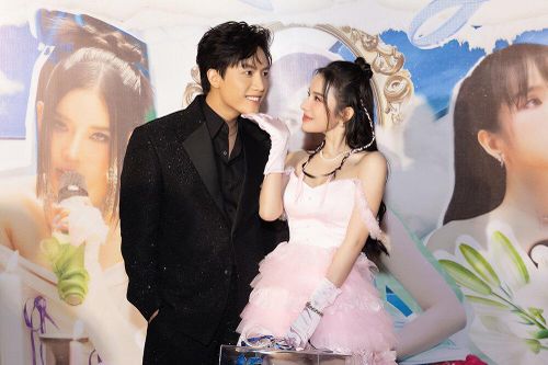 LyLy nhiều lần rơi nước mắt khi tham gia show âm nhạc tại Trung Quốc