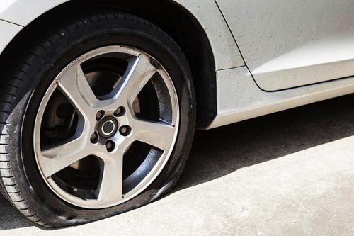 Xe ô tô thủng lốp có nên đi tiếp?