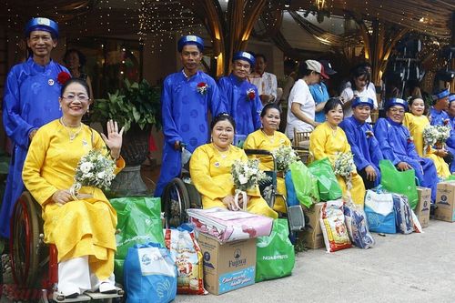 Hoa hậu Nguyễn Ngọc Hiếu xúc động tại lễ cưới tập thể của 51 cặp đôi khuyết tật