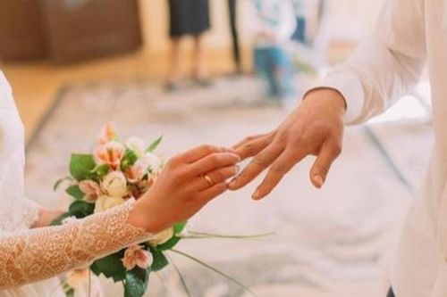 Chú rể mặt buồn thiu ngồi cạnh cô dâu trong lễ cưới, biết nguyên nhân ai cũng đồng cảm