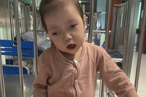MS 881: Người mẹ nghèo tuyệt vọng mong mọi người cứu lấy con gái thoi thóp trên giường bệnh