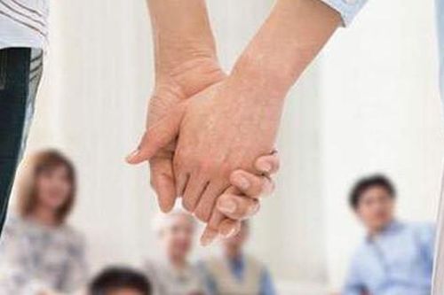 Con trai đưa bạn gái về ra mắt, cha mẹ ngỡ ngàng vì tưởng đó là bà thông gia tương lai