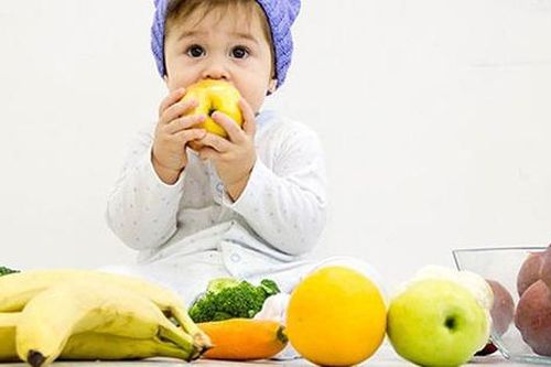 Cho trẻ ăn dặm với trái cây đúng cách